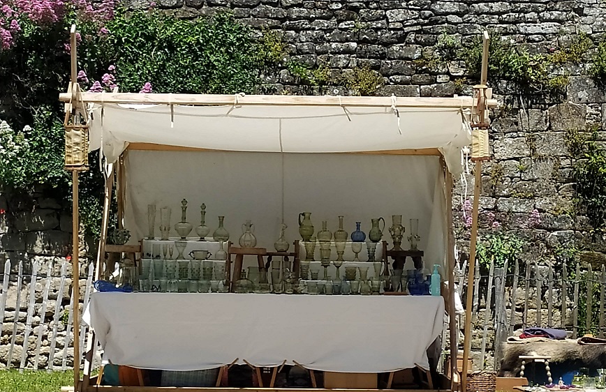 Echoppe médiévale, verres médiévaux,verres,carafes,histoire