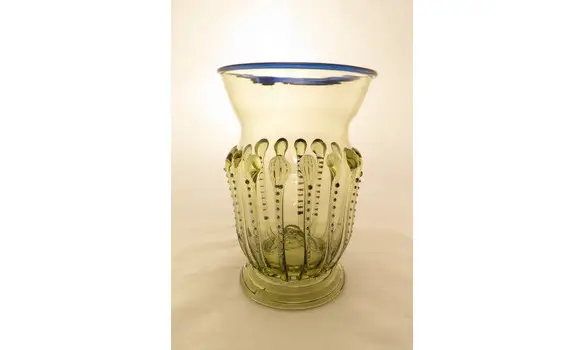 Verre à décor en point bleu 15eme s