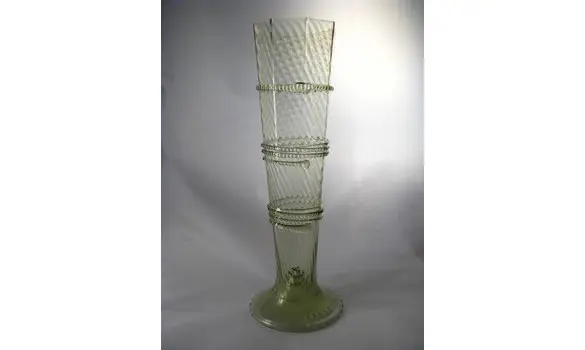 Verre à mesure octogonal