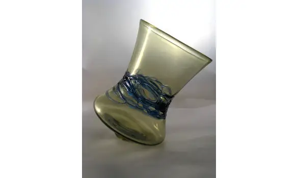 Verre bancal avec décor filé bleu 6-11e