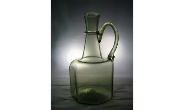 Carafe octogonal en verre blanc 18e s