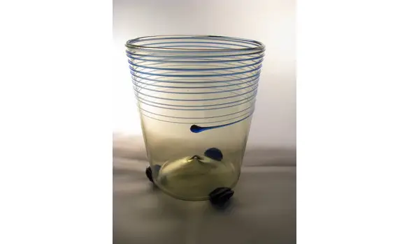 Gobelet à pieds bleus