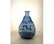 Bouteille bleue à décors blancs