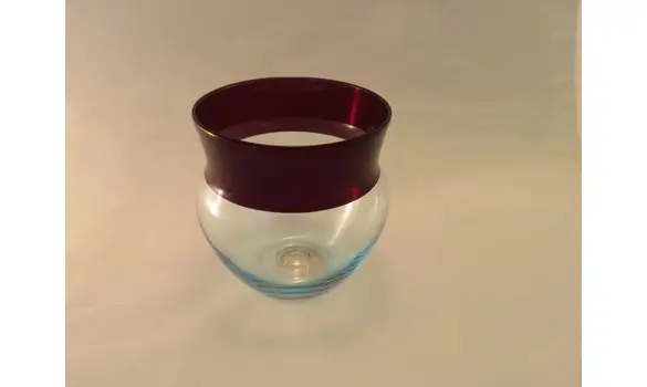 Gobelet à bord rouge